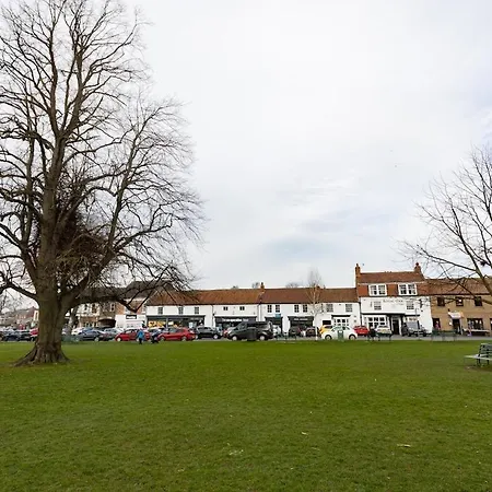 The Ayton Hideaway Apartament *